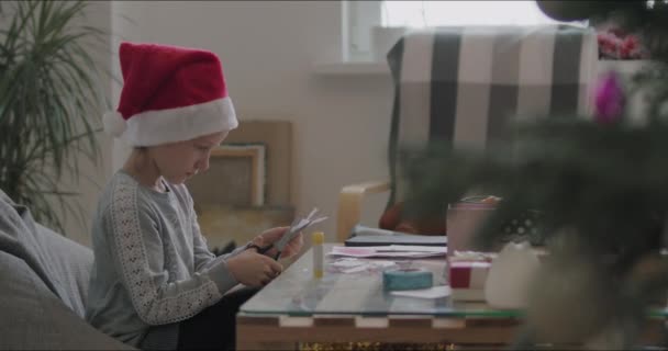 Mujer envolviendo regalos de Navidad regalo — Vídeo de stock