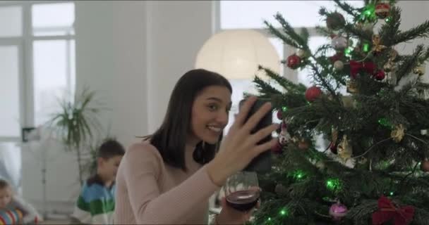 Femme prenant selfies assis près de l'arbre de Noël — Video