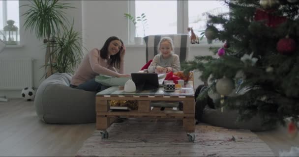 Счастливый семейный пакет рождественских подарков — стоковое видео
