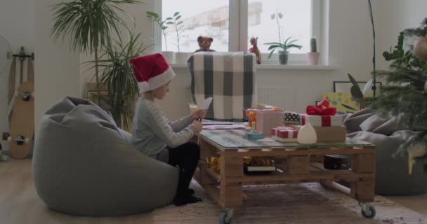 Mujer envolviendo regalos de Navidad regalo — Vídeo de stock