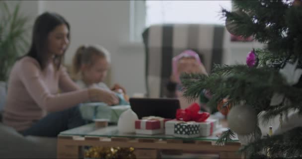 Szczęśliwy pakiet rodzinny prezenty świąteczne — Wideo stockowe