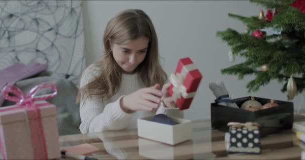 Mujer envolviendo regalos de Navidad regalo — Vídeos de Stock