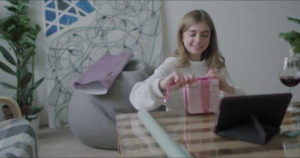 Nő csomagolás karácsonyi ajándékok — Stock videók