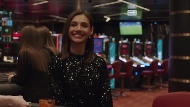 Flicka som vann kasinot — Stockvideo
