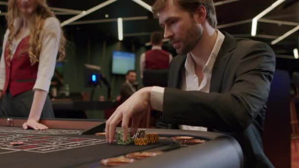 Roulette spelers plaatsen hun weddenschappen — Stockvideo