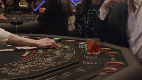 Blackjack in een elite casino — Stockvideo