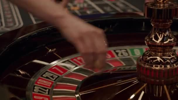 Roulette spelare placera sina insatser — Stockvideo