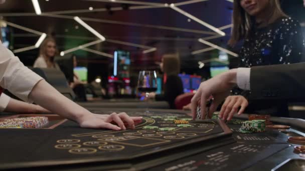 Blackjack in een elite casino — Stockvideo