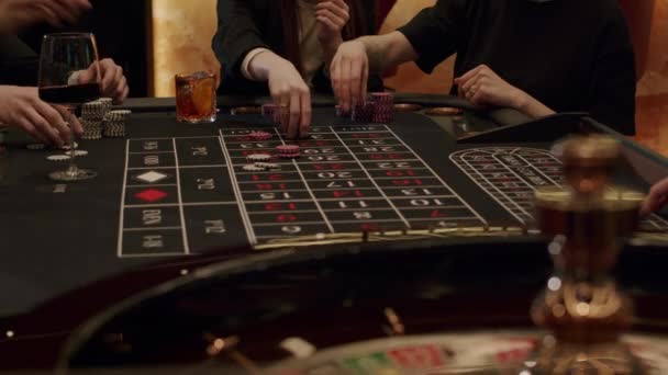 I giocatori di roulette piazzano le loro scommesse — Video Stock