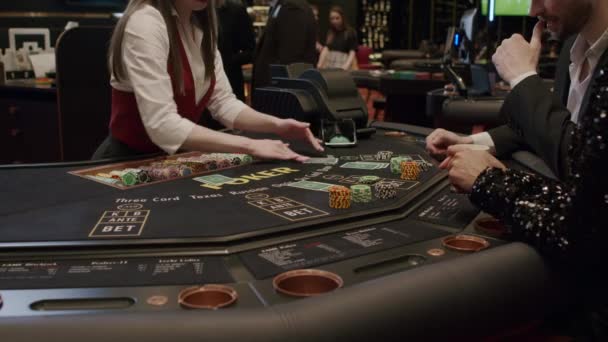 Poker in een elite casino — Stockvideo