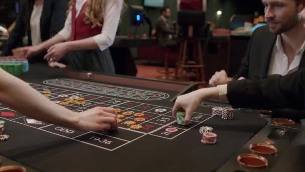 Roulette spelers plaatsen hun weddenschappen — Stockvideo