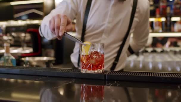 Bartender blanda alkoholhaltig cocktail i bar — Stockvideo