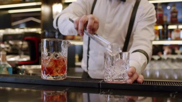 Camarero mezclando cóctel alcohólico en el bar — Vídeos de Stock