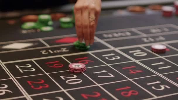 Roulette speler het plaatsen van weddenschappen in casino — Stockvideo