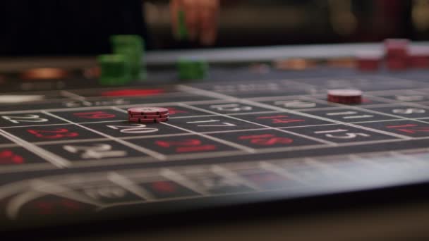 Roulette-Spieler platziert Wetten im Casino — Stockvideo
