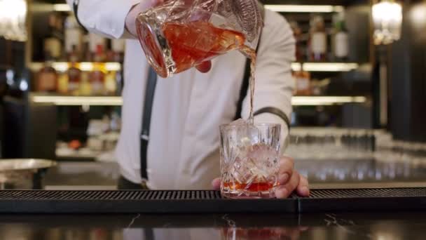 Camarero mezclando cóctel alcohólico en el bar — Vídeo de stock