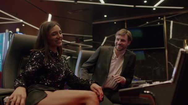 Couple playing slot machine in casino — Stock Video
