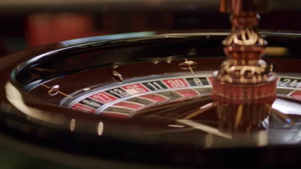 Close-up van roulette wiel in casino — Stockvideo