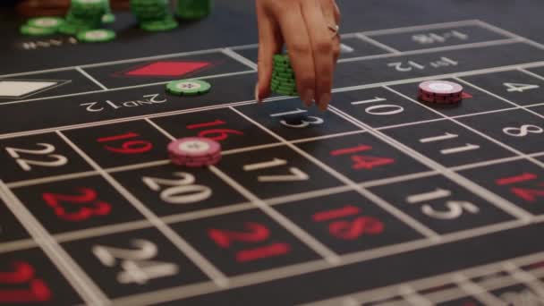 Игрок в рулетку делает ставки в казино — стоковое видео