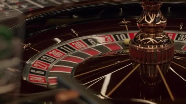 Roulette wiel met een bal — Stockvideo