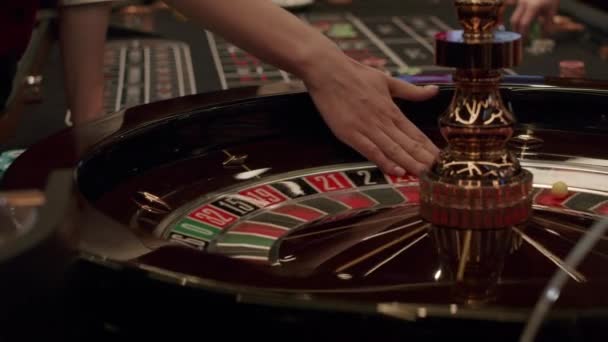 Roulette spelers plaatsen hun weddenschappen — Stockvideo