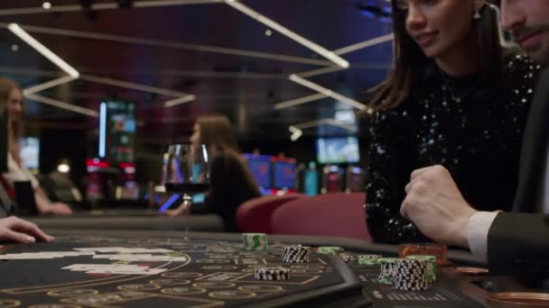 Blackjack in een elite casino — Stockvideo