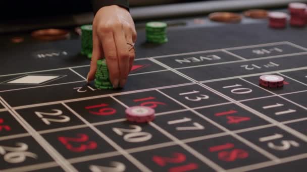 Jugador de ruleta haciendo apuestas en el casino — Vídeo de stock