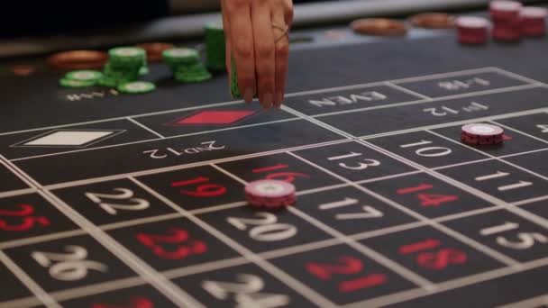 A rulett játékos téteket tesz a kaszinóban — Stock videók