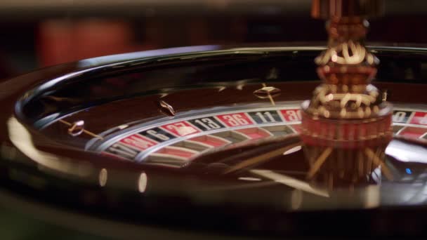 Крупный план колеса рулетки в казино — стоковое видео