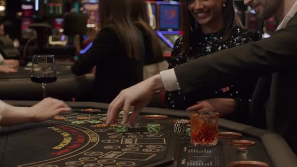 Blackjack en un casino de élite — Vídeo de stock