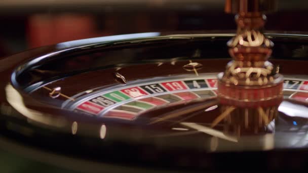 Close-up van roulette wiel in casino — Stockvideo