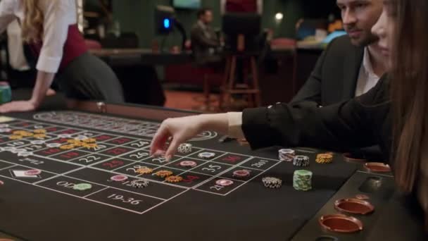 Roulette spelers plaatsen hun weddenschappen — Stockvideo