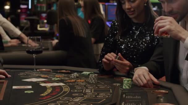 Blackjack in een elite casino — Stockvideo