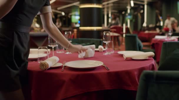 Camarero sirviendo comida en restaurante — Vídeos de Stock