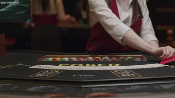 Croupier karban stůl v kasinu — Stock video