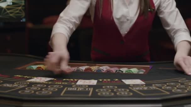 Meja judi Croupier di kasino — Stok Video