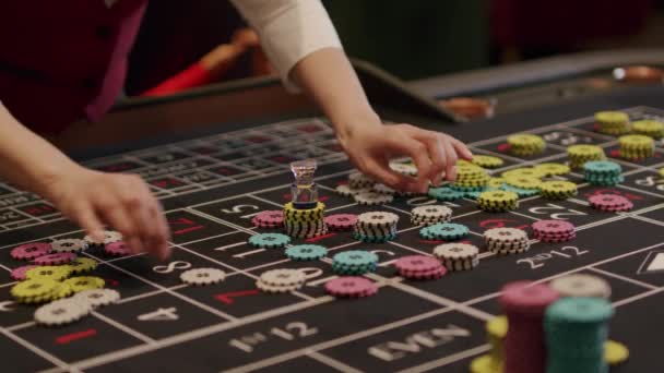 Croupier nimmt Chips vom Tisch — Stockvideo