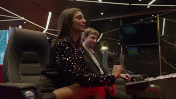 Пара грає в ігровий автомат в казино — стокове відео