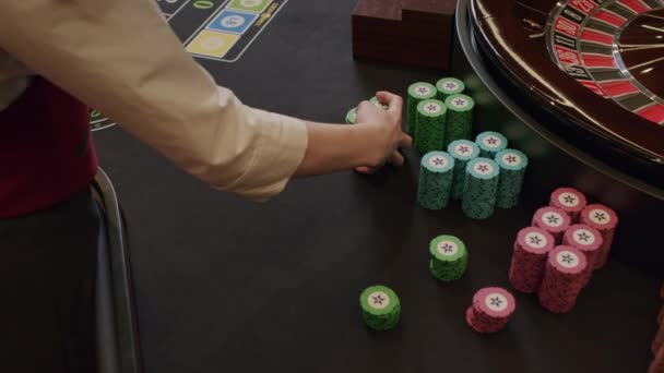 Dealer hadling chips bij Casino — Stockvideo