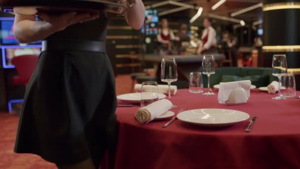 Číšník servíruje jídlo v restauraci — Stock video