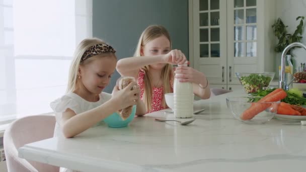 Twee kinderen eten gezond ontbijt — Stockvideo