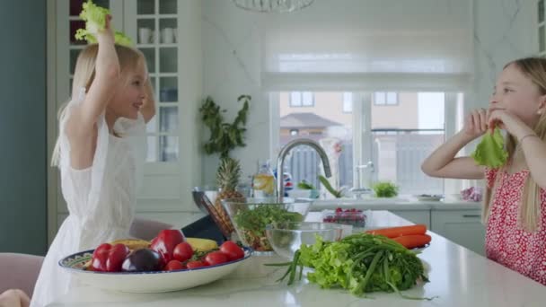 Сімейна команда розважається на кухні — стокове відео