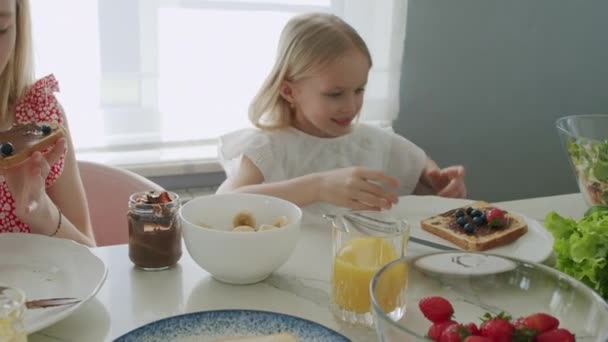 Choklad nöt sprids på rostat bröd — Stockvideo