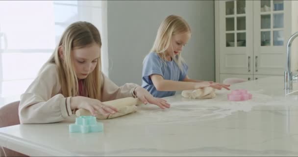 Meisje rollen deeg op keukentafel — Stockvideo