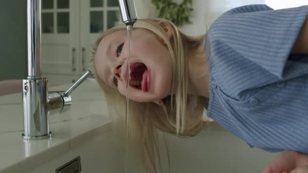 Chica intenta beber agua del grifo — Vídeos de Stock