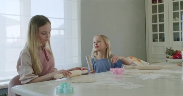 Κορίτσι τροχαίο ζύμη στο τραπέζι της κουζίνας — Αρχείο Βίντεο