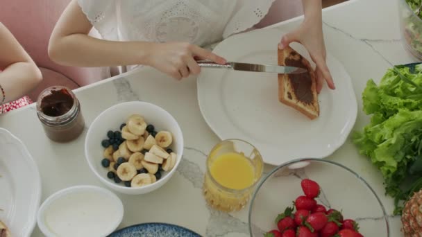 Chocolade notenpasta op toast brood — Stockvideo