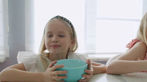 Due bambini fanno colazione sana — Foto Stock