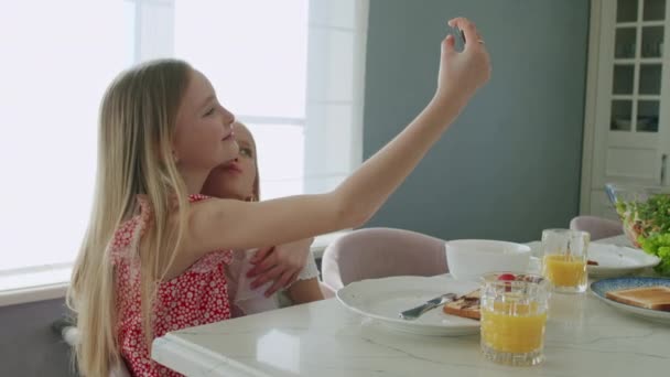 I bambini scattano selfie durante una deliziosa colazione — Video Stock