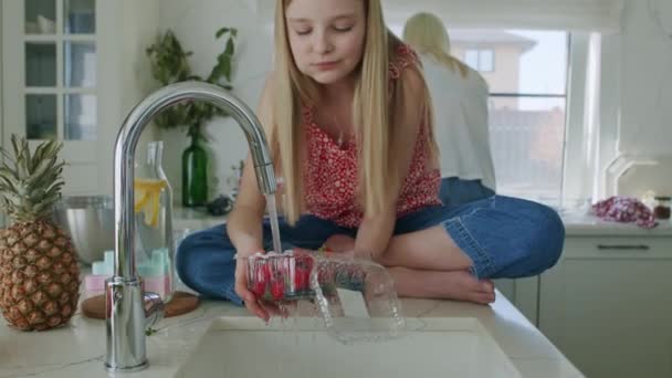 Dziecko myje jagody w zlewie — Wideo stockowe